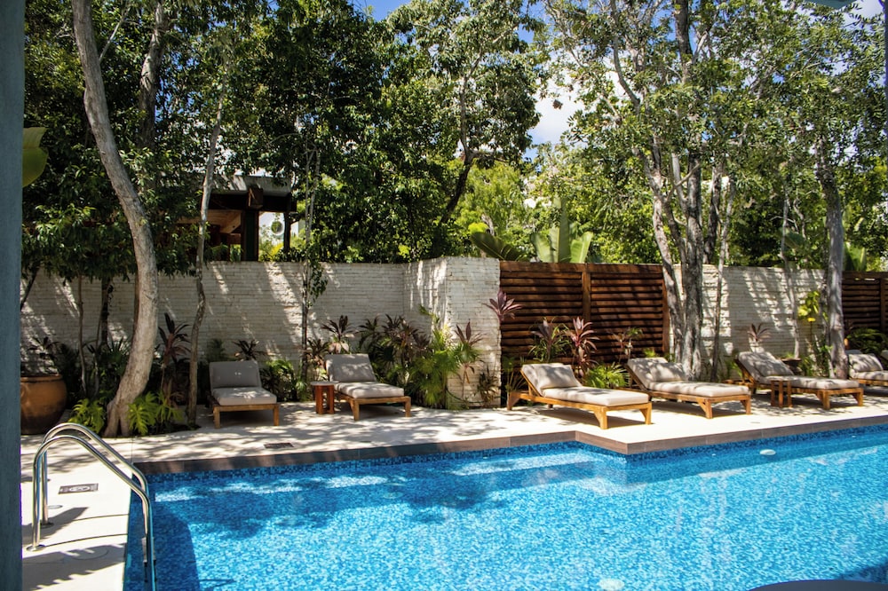NHOA 111A 2BR Condo Pool access