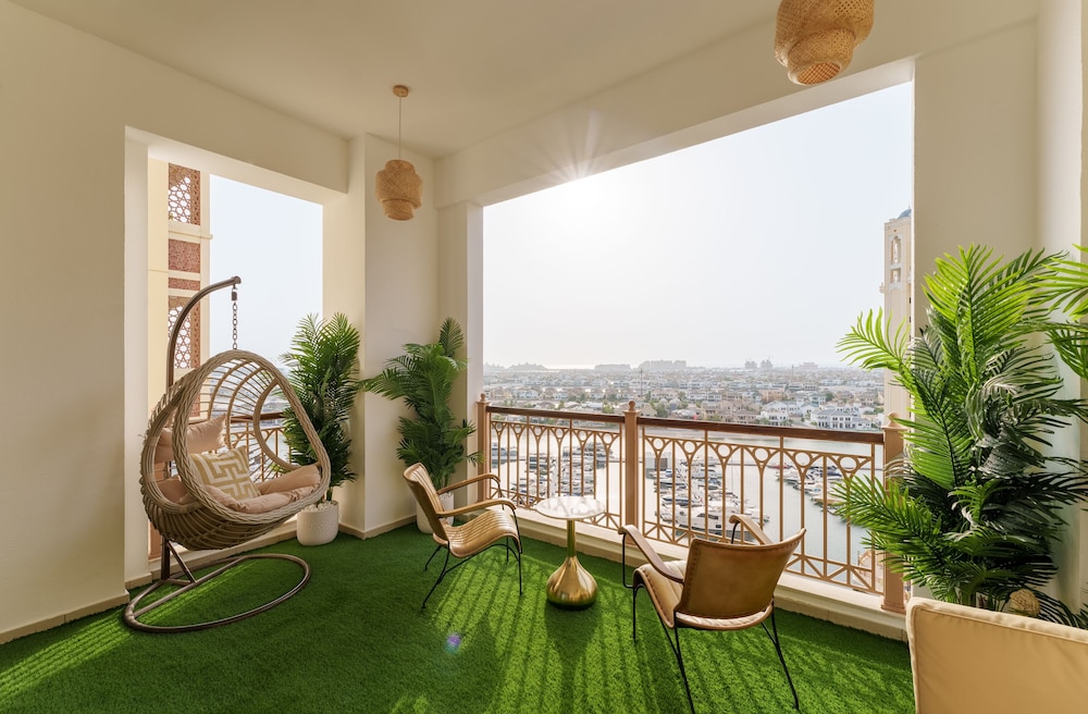 Maison Privee - High-End Palm Apt w/ Picturesque Seafront Views