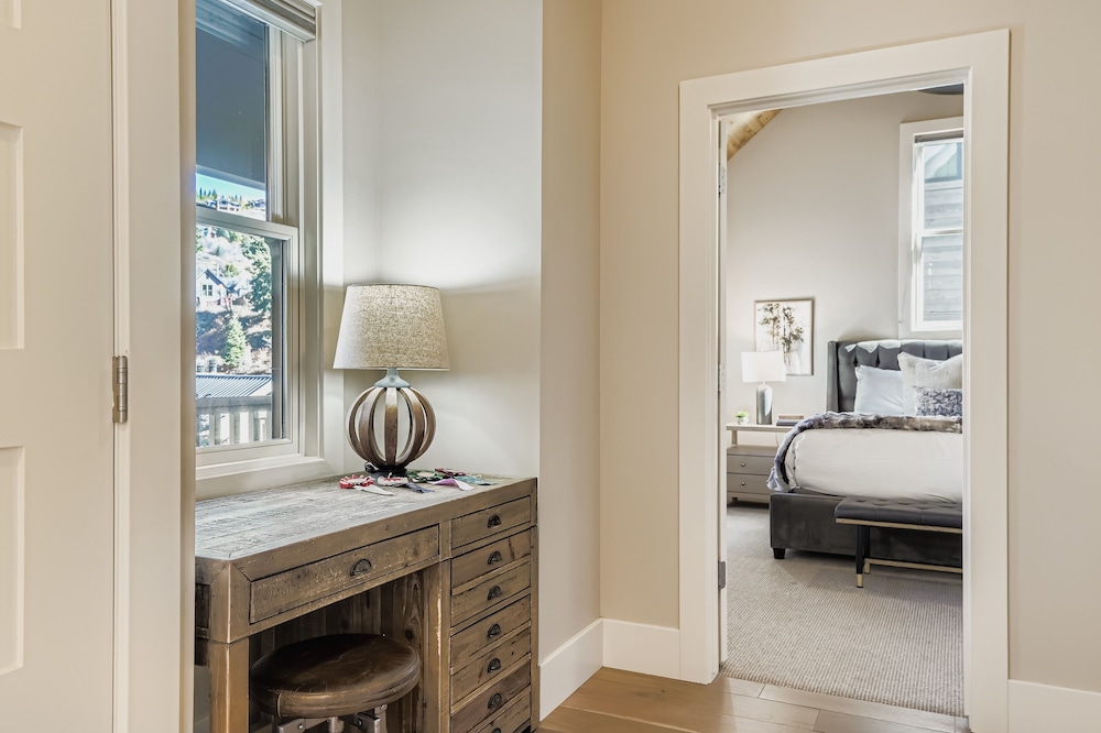 King Road Luxury Lodge, Private Hottub, Game Room, Media Room 45 4 Bedroom Home