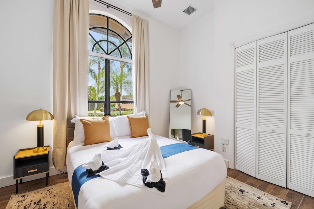 Grand 6BR Plantation Estate w/ Tennis & Pool