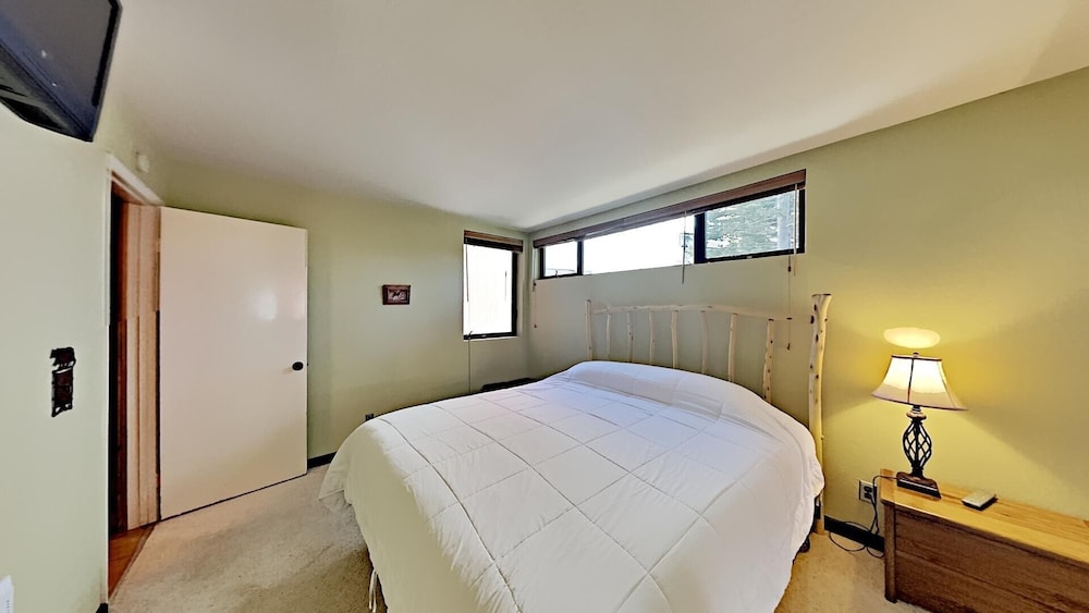 Condo with Great Views - Close to all Mammoth Recreation! by RedAwning view 5