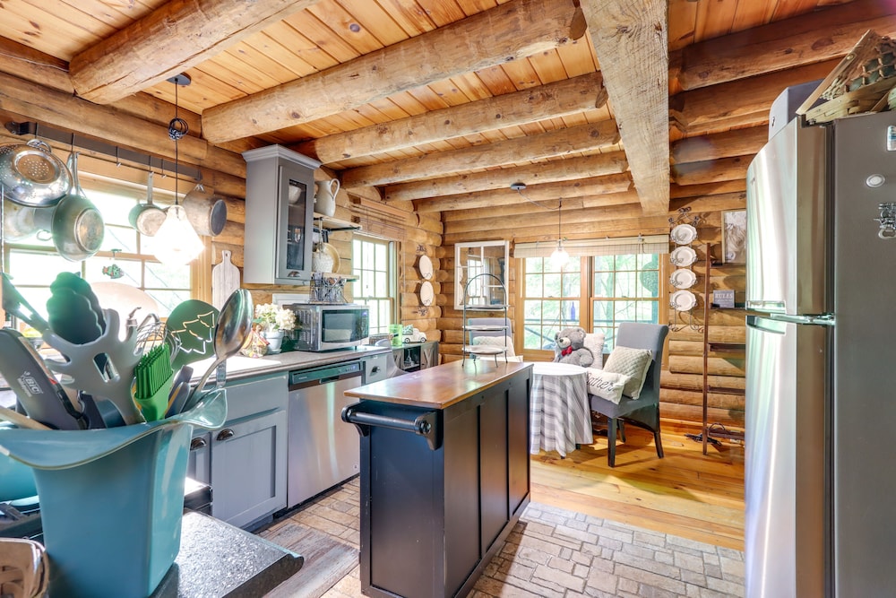 Romantic Ellijay Cabin w/ Grill & Fire Pit! view 3