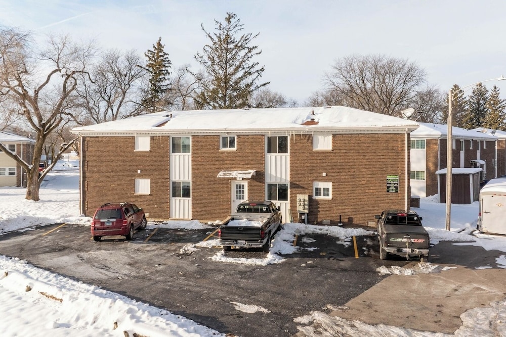 Renovated Apt w/ A/c, Wifi & Free Parking