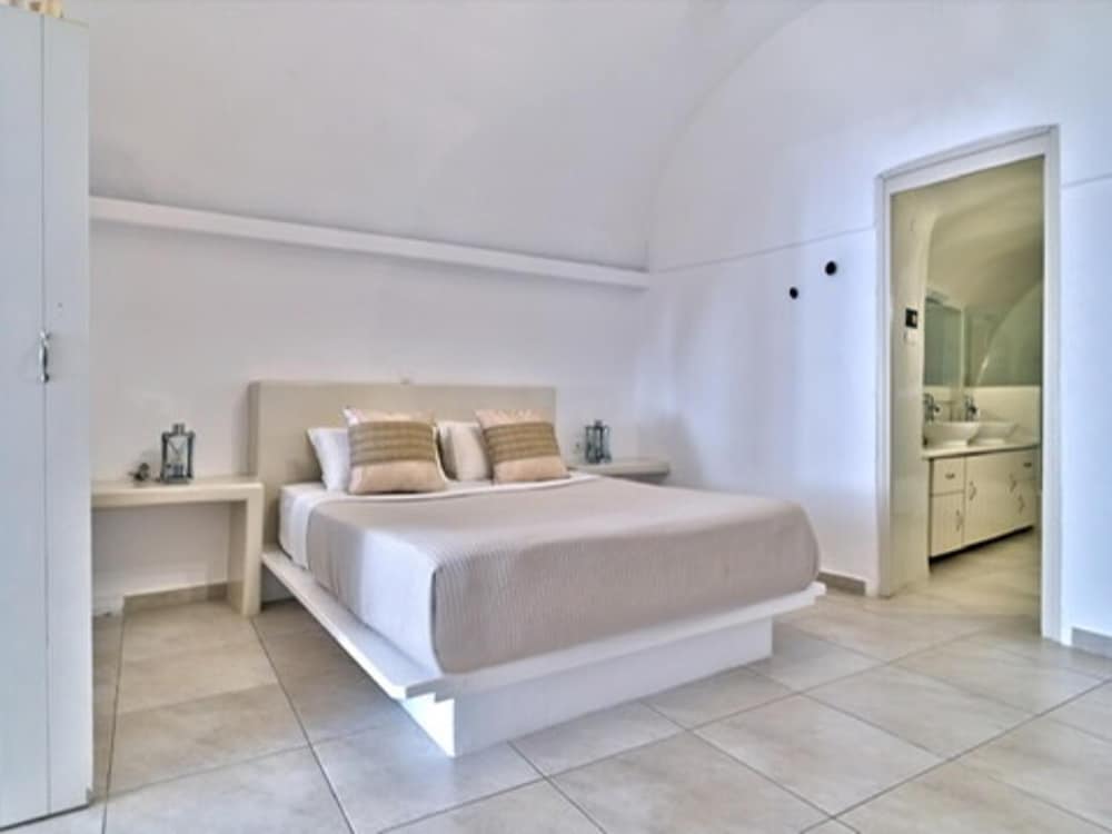 Sunset View Villa Santorini With Outdoor Jacuzzi