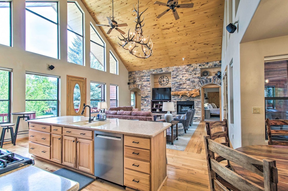 Hot Tub & Game Room: All-season Pinetop Cabin view 2