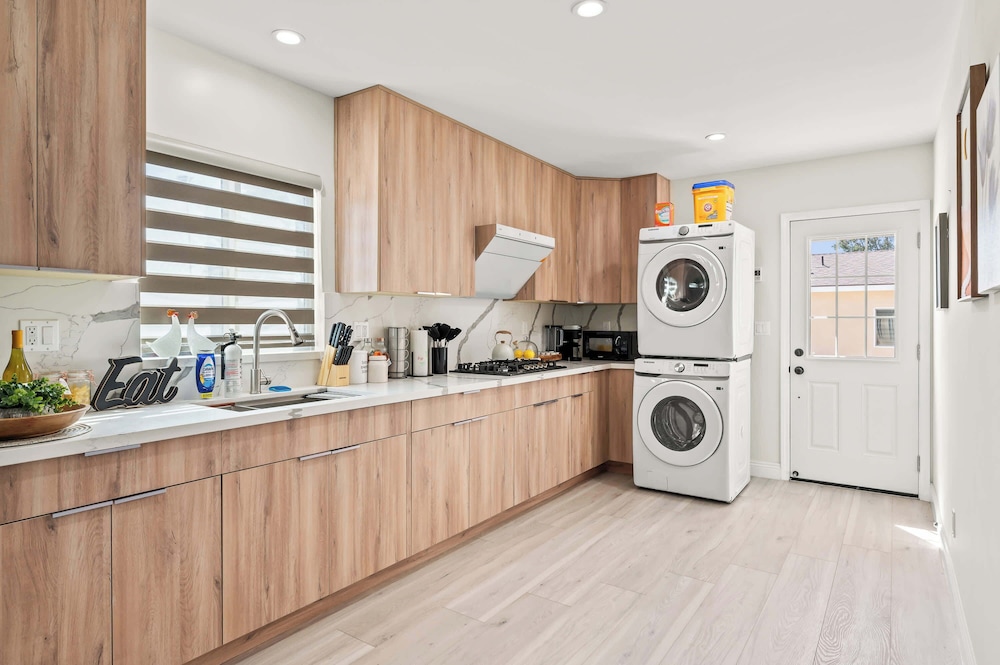 Modern New 3B Home Fully Stocked Cozy Sunlight