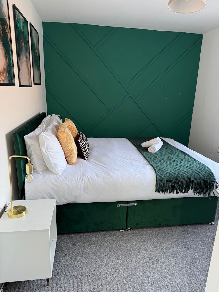 Airport House - Long Stays, Near Hospital!