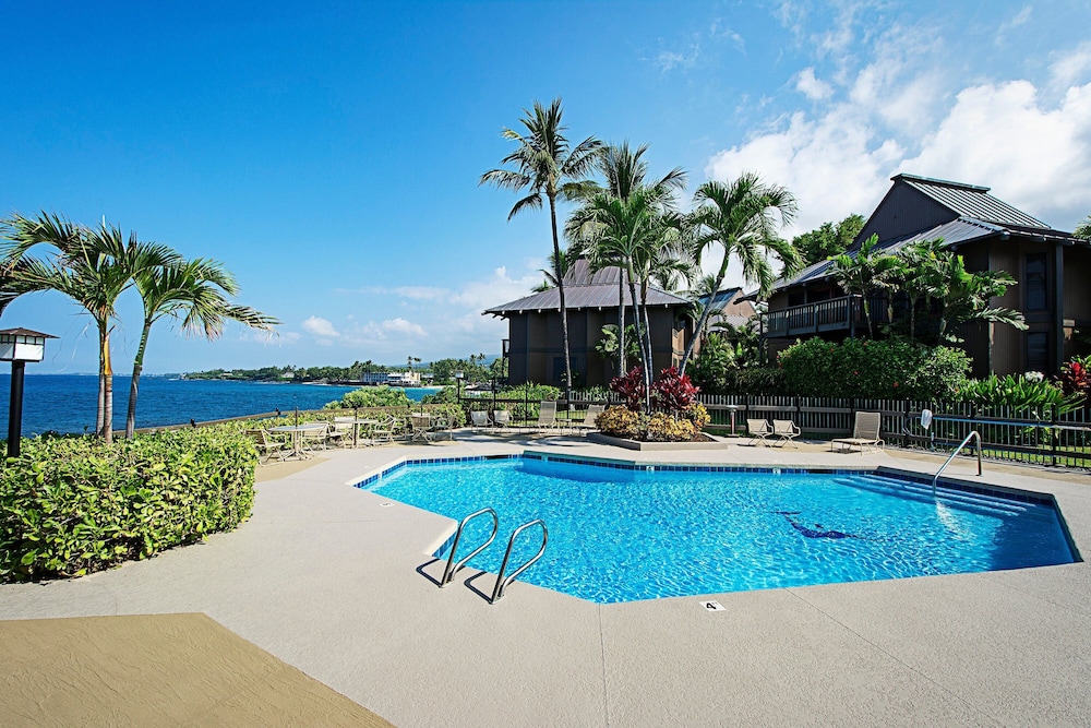 Beautiful Oceanfront - Air-conditioned - Sleeps 6 - Walk to Beach - Vrkcv