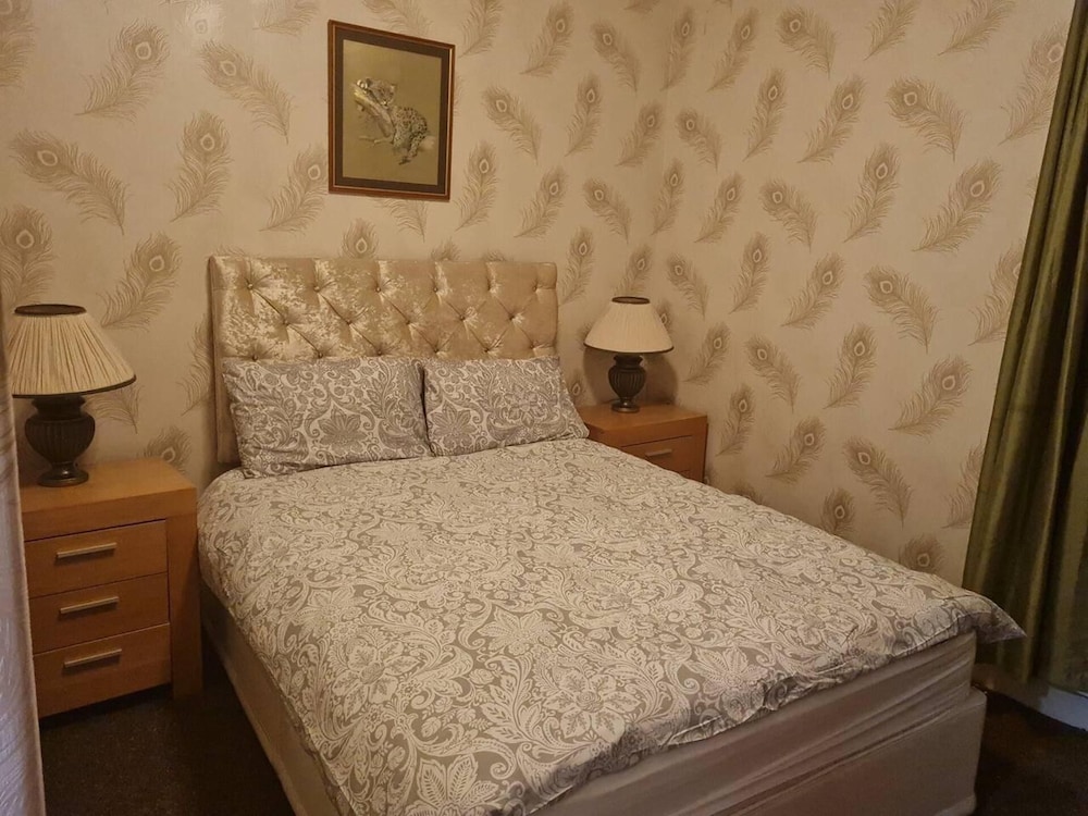 Impeccable 4-bed House in Blackpool view 3