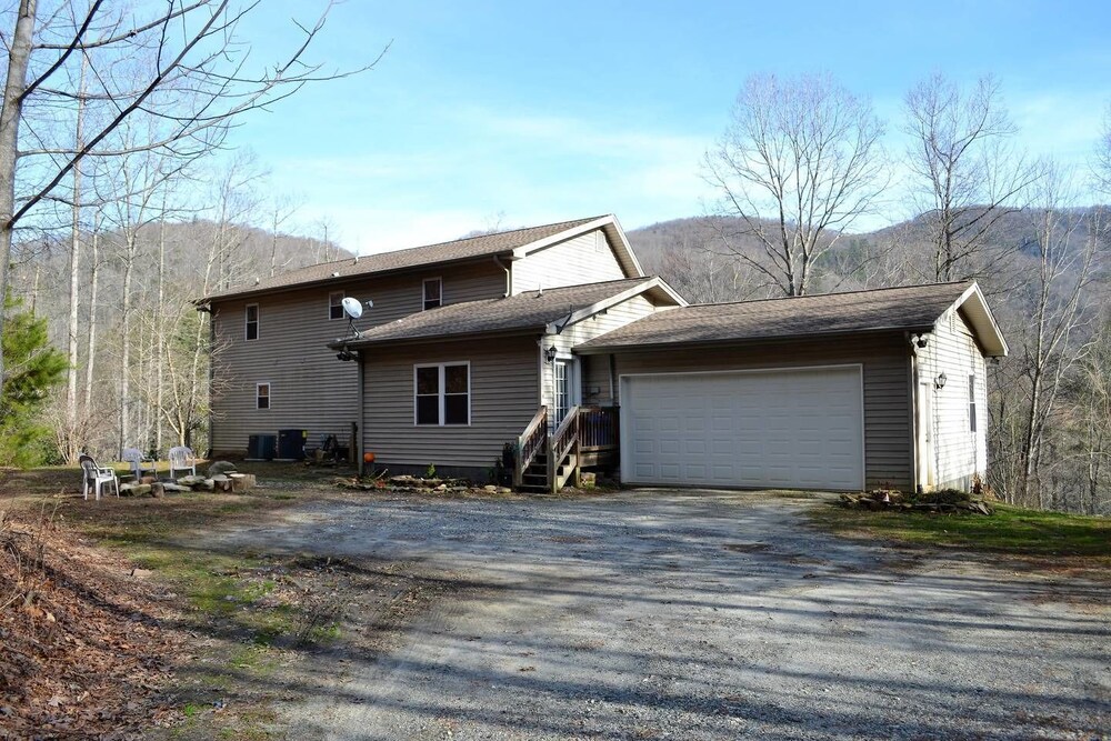 Comfortable Mountain Home near Everything yet Private