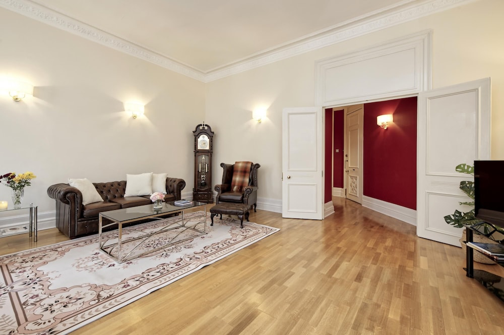 Historic Whitehall Flat in SW1 by Underthedoormat