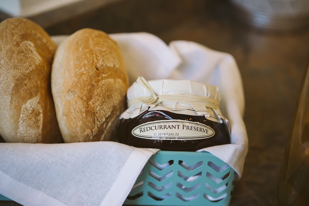 QuickStay - Sunlit Luxury Loft on King West - Image 5