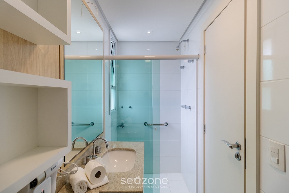 Apart in Cond. w/ Access to Beach and Pool Ave0232