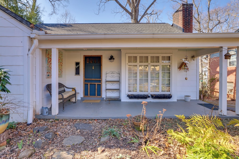 Walk to Downtown: Pet-friendly Cottage in Tyron