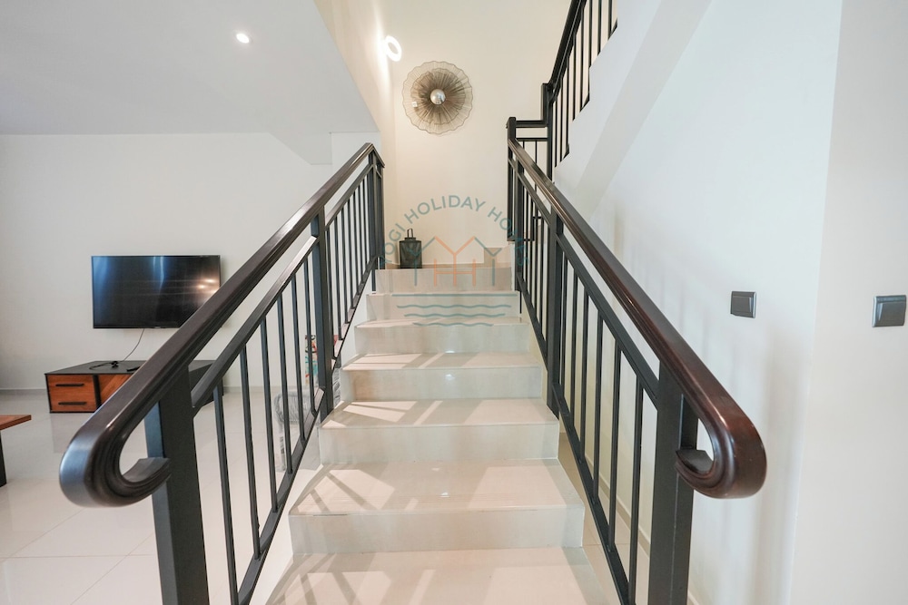Luxury 4BR Villa With Private Garden
