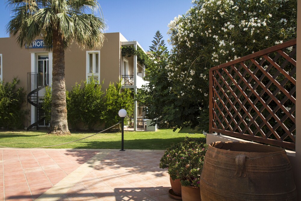 Hotel Peli Hotel - Image 1