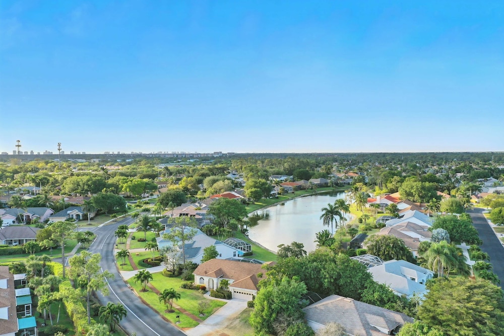 Private Pool, Pond Views, & Bonus Lounge in Gated Naples Community Drive to Dining & Sand