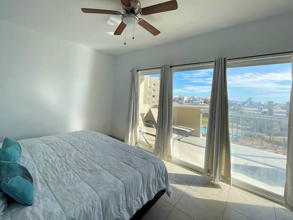 Admire Sea View From a Stunning Condo