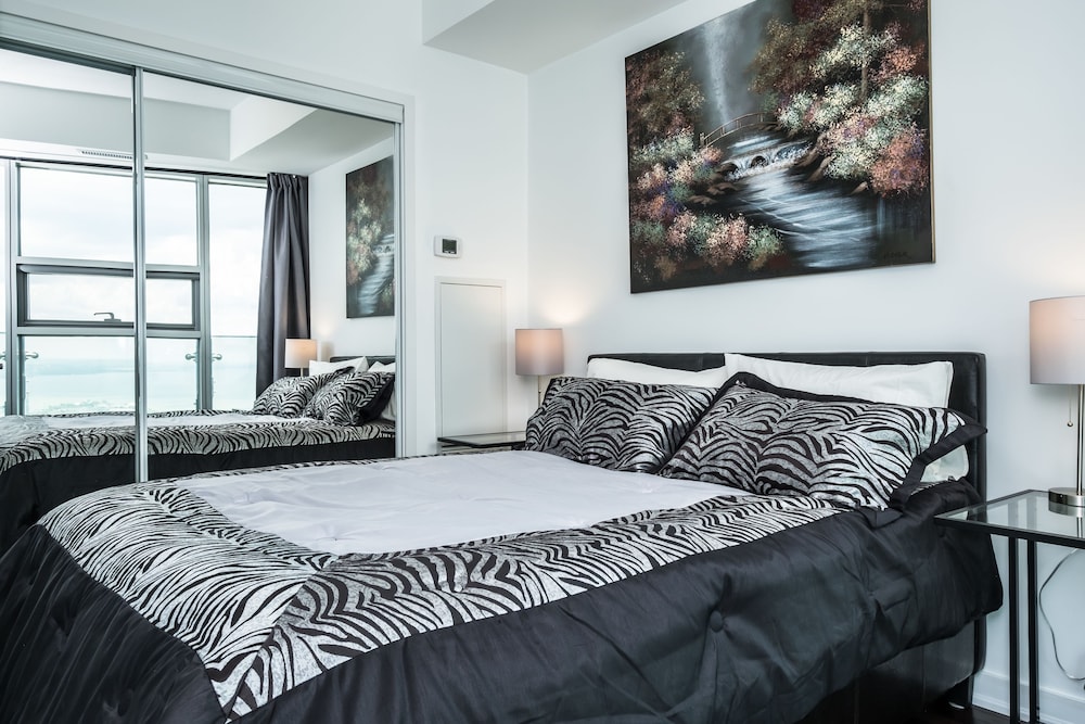 Condo in the sky with a breathtaking view-4