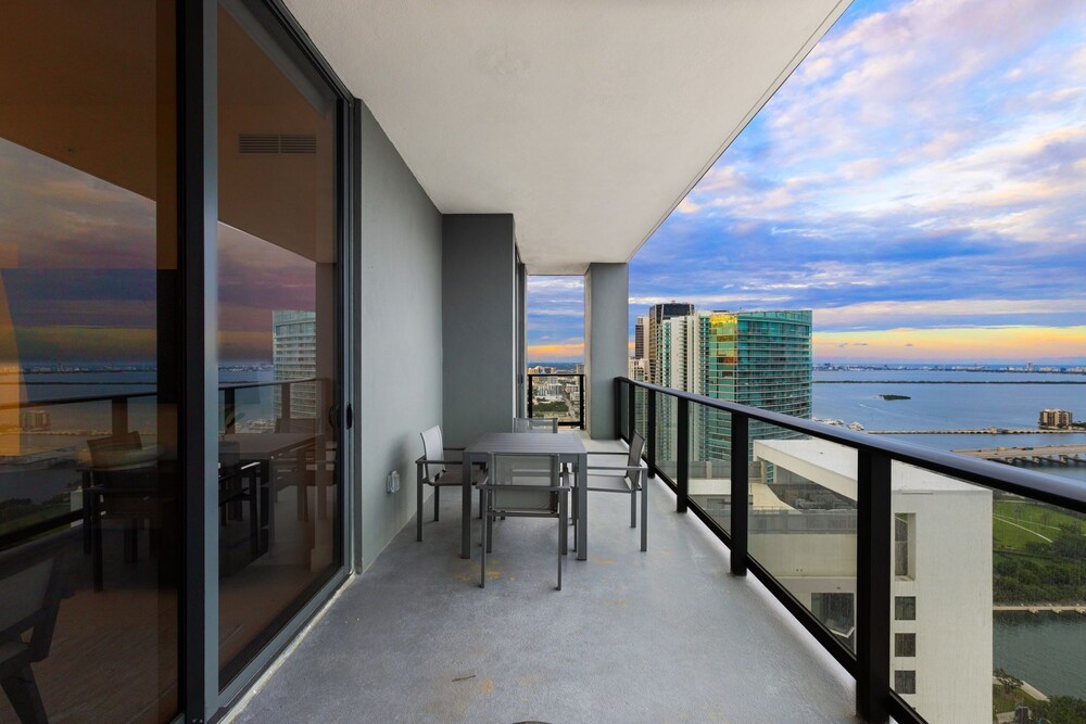 Lux Studio W City Views and Pool