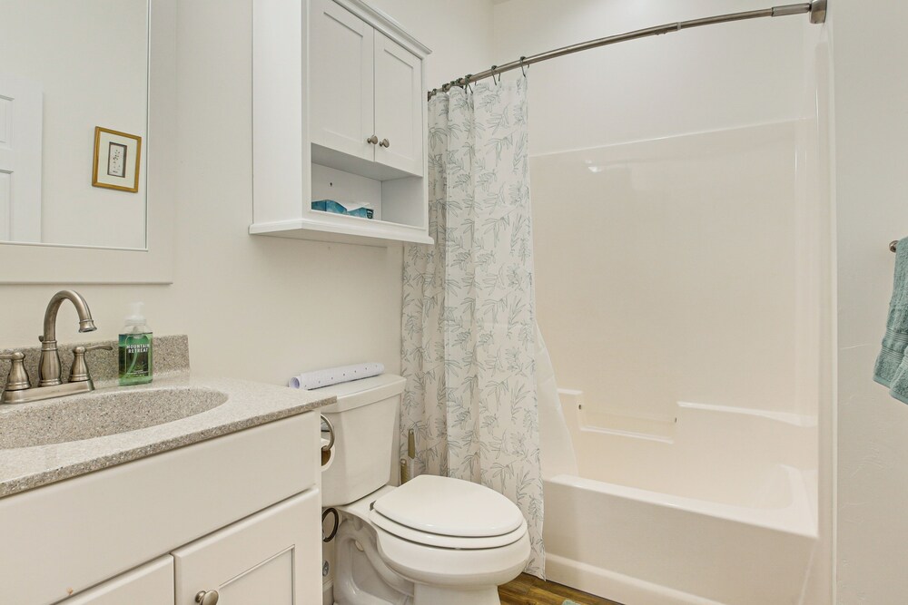 2 Mi to Lake Michigan: Home w/ Patio in Green Bay