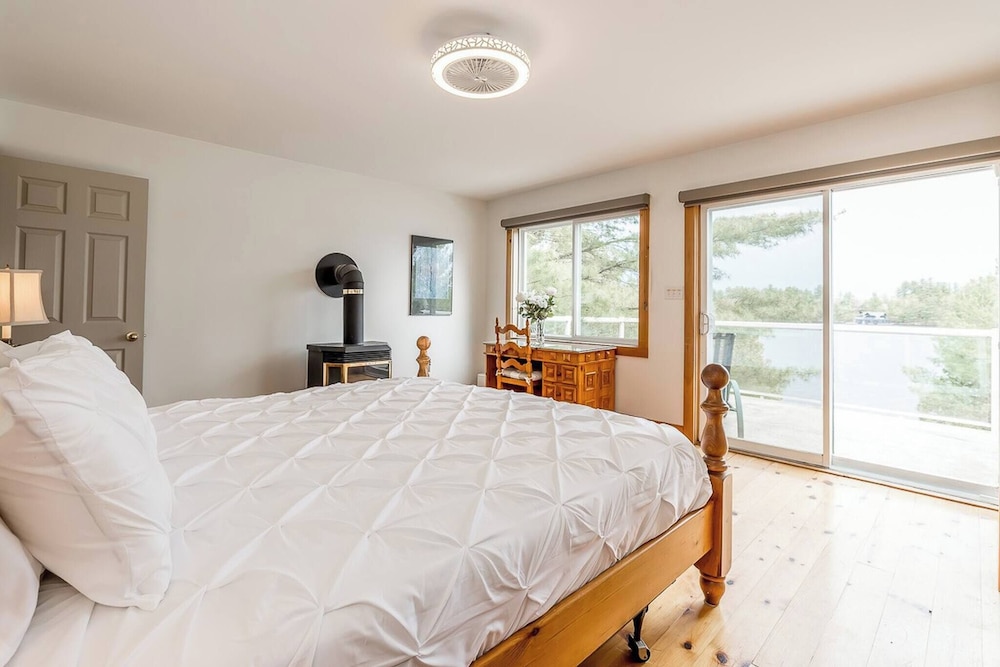 Muskoka Lakeshore Cottage Bliss