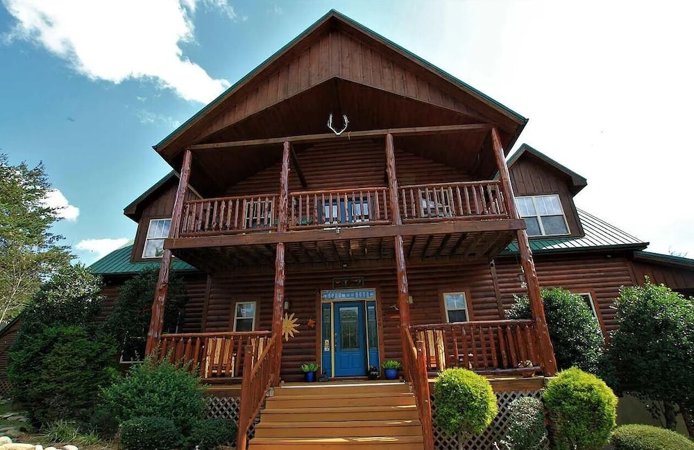 Smoky Mtn Log Cabin w Wet Bar Loft