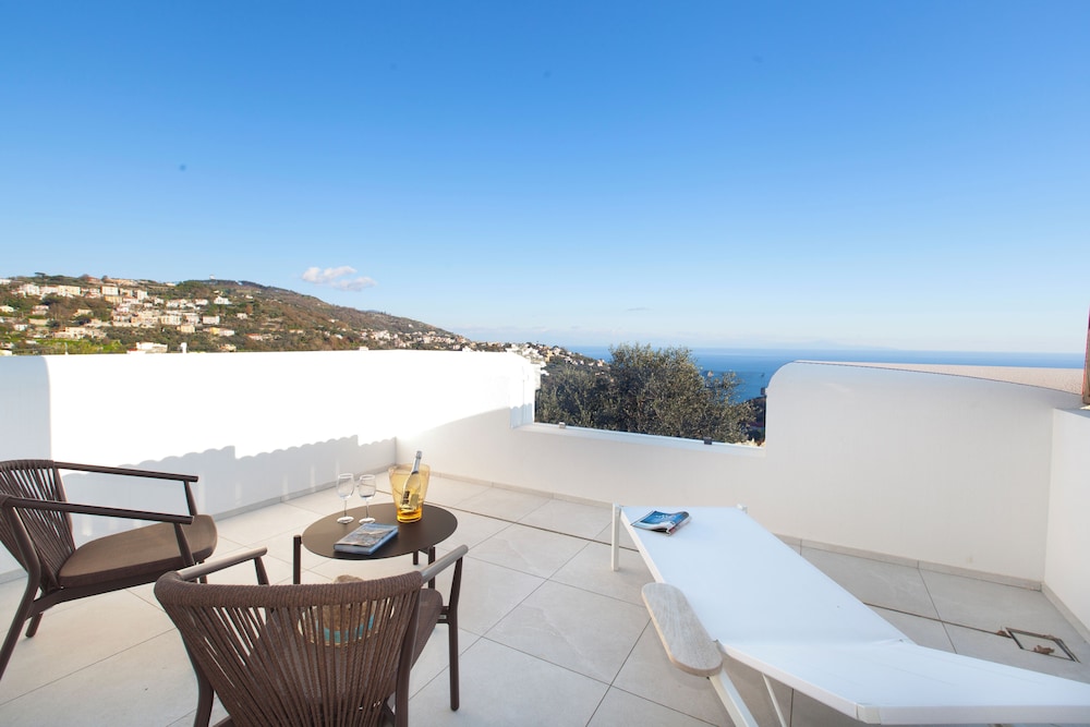 Design Villa With Infinity Pool & Li Galli View