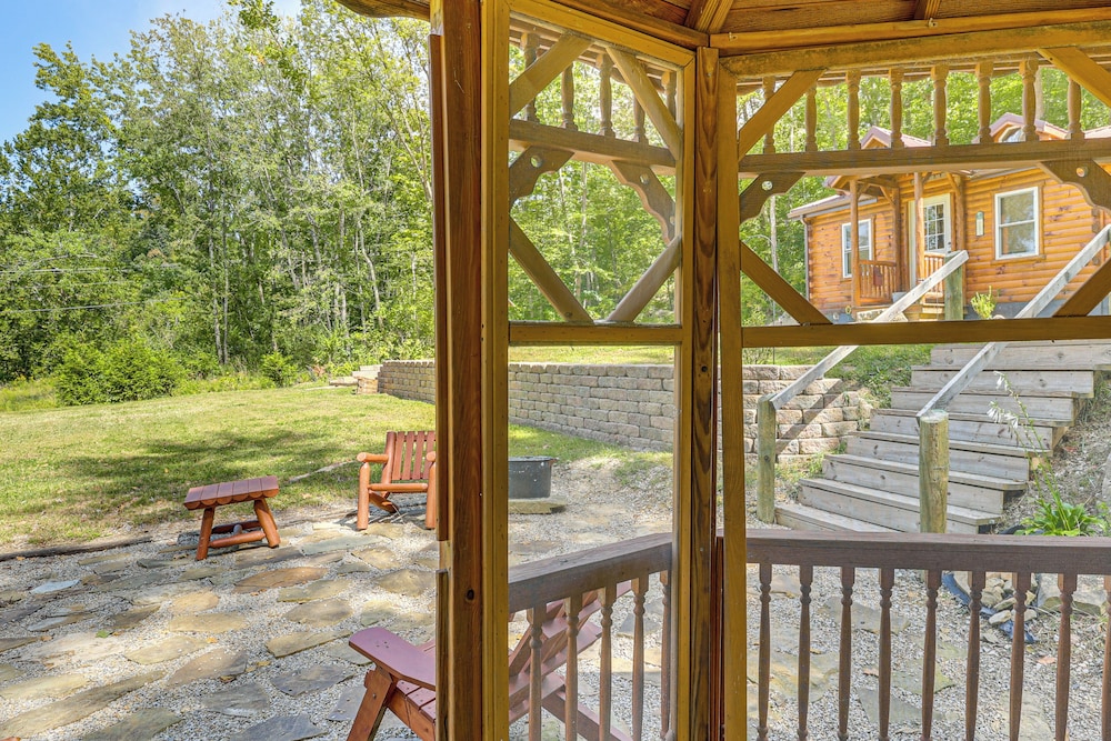 Charming Couples Cabin on 40 Acres in Zanesville