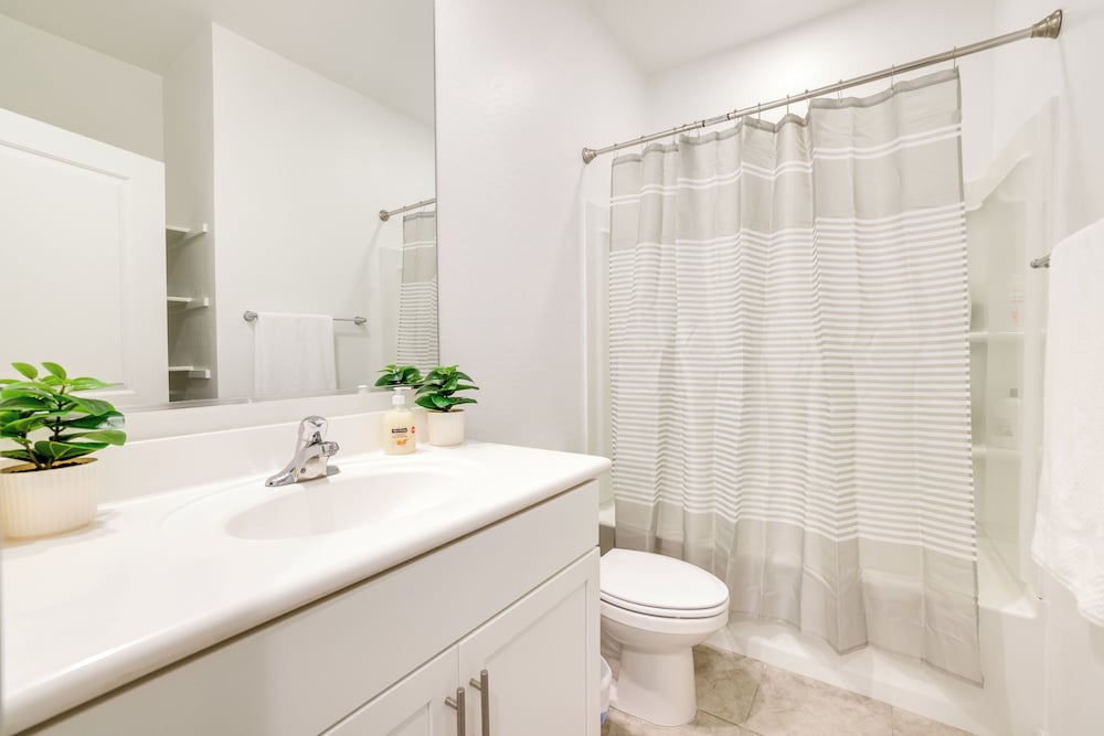 10 Mi to Downtown: Suburban Phoenix Home