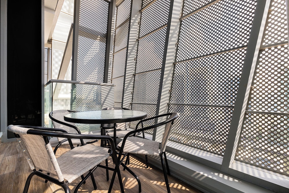 SIMPLY COMFORT Urban Chic Suites in J One Tower City & Canal Views