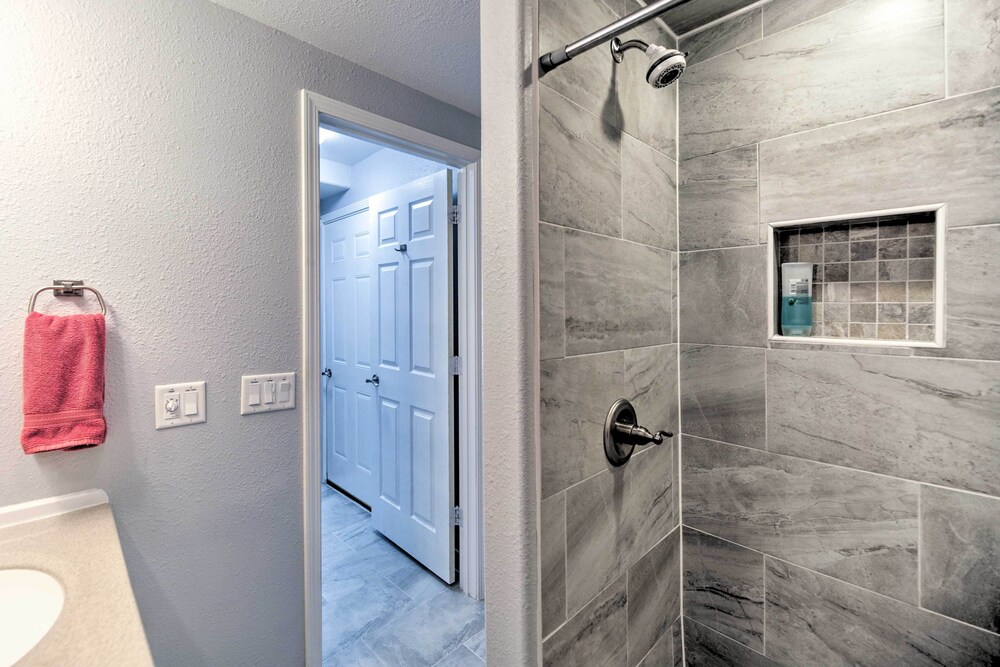 Charming Historic Condo - Walk to Downtown & UW view 5