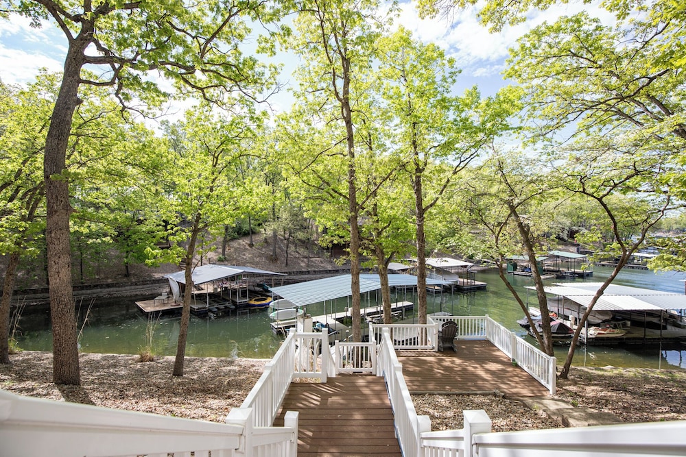Stunning Views of the 7.5mm, Private Dock, Spacious Decks, Kayaks & More!