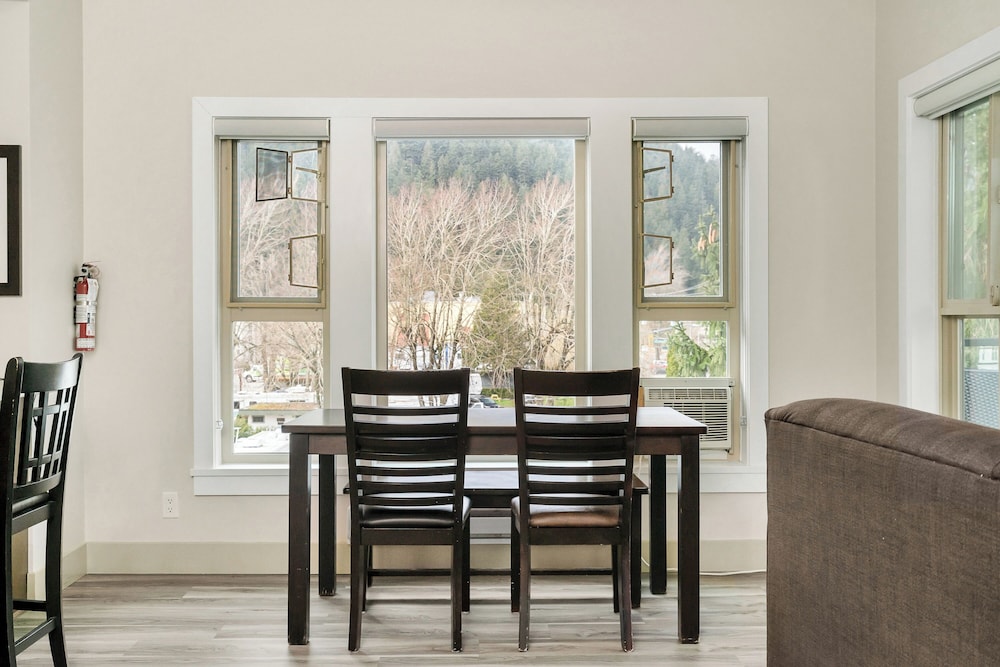 Harmony Haven 2BR Lakefront Suite