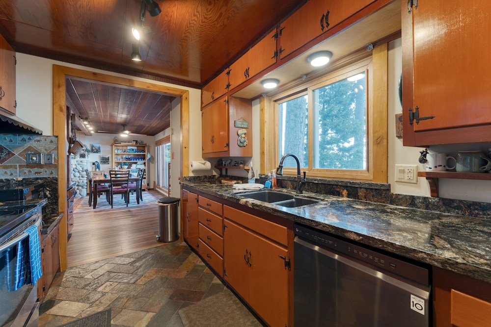 Lakefront Haven by Avantstay Minutes to Ski Resorts Private Dock Boat