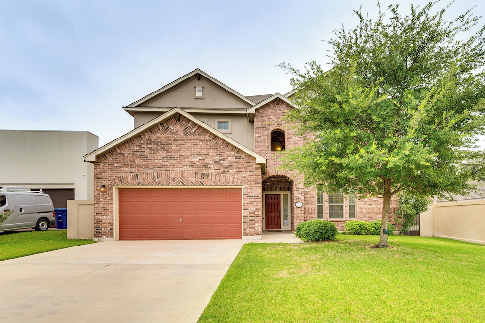 7 Mi to Lake Casa Blanca: Laredo Family Home!