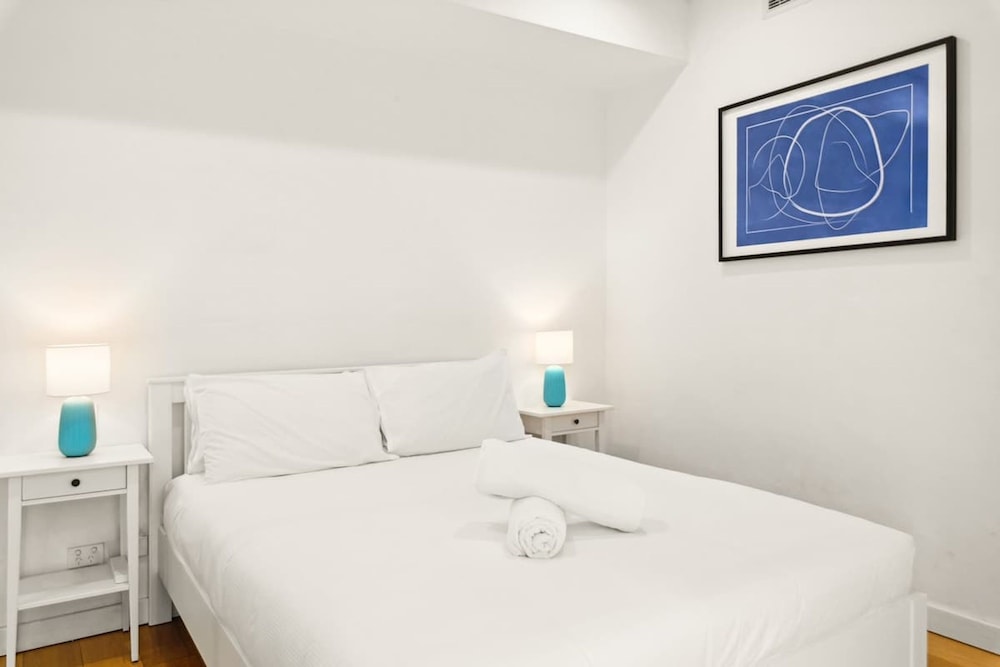 Central Art-deco 1bed With Balcony Aircon