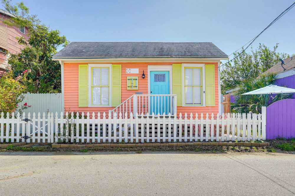 1 Mi to Beach: Colorful Cottage in Galveston!