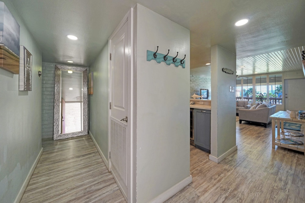 Pour Me a Vacation Mins to Beach Community Pool Tennis Court Private Balcony
