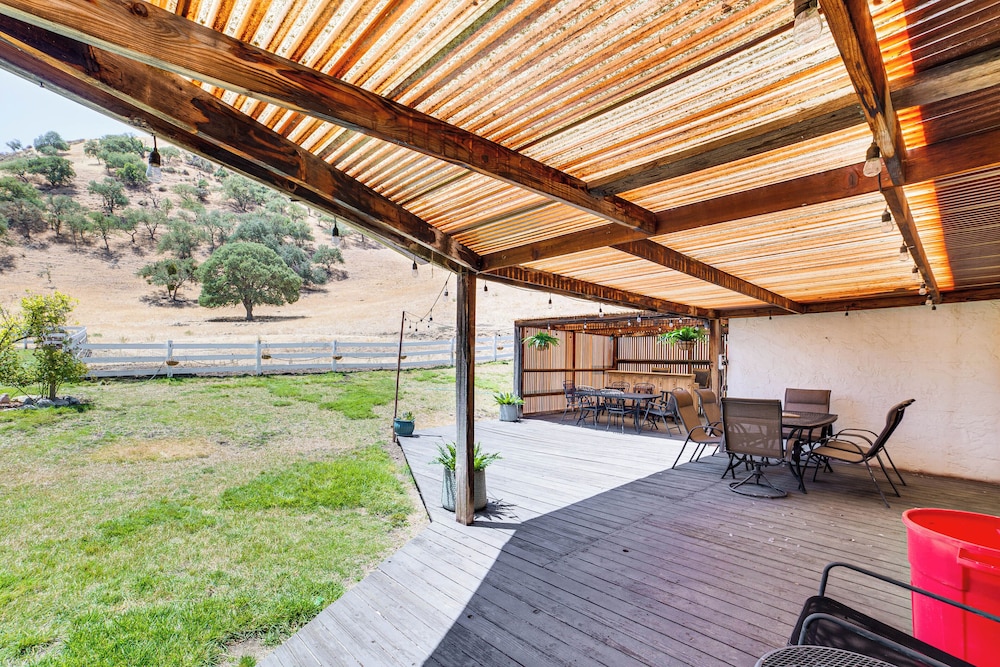 Fenced Yard & Outdoor Bar: Hillside Paicines Home!