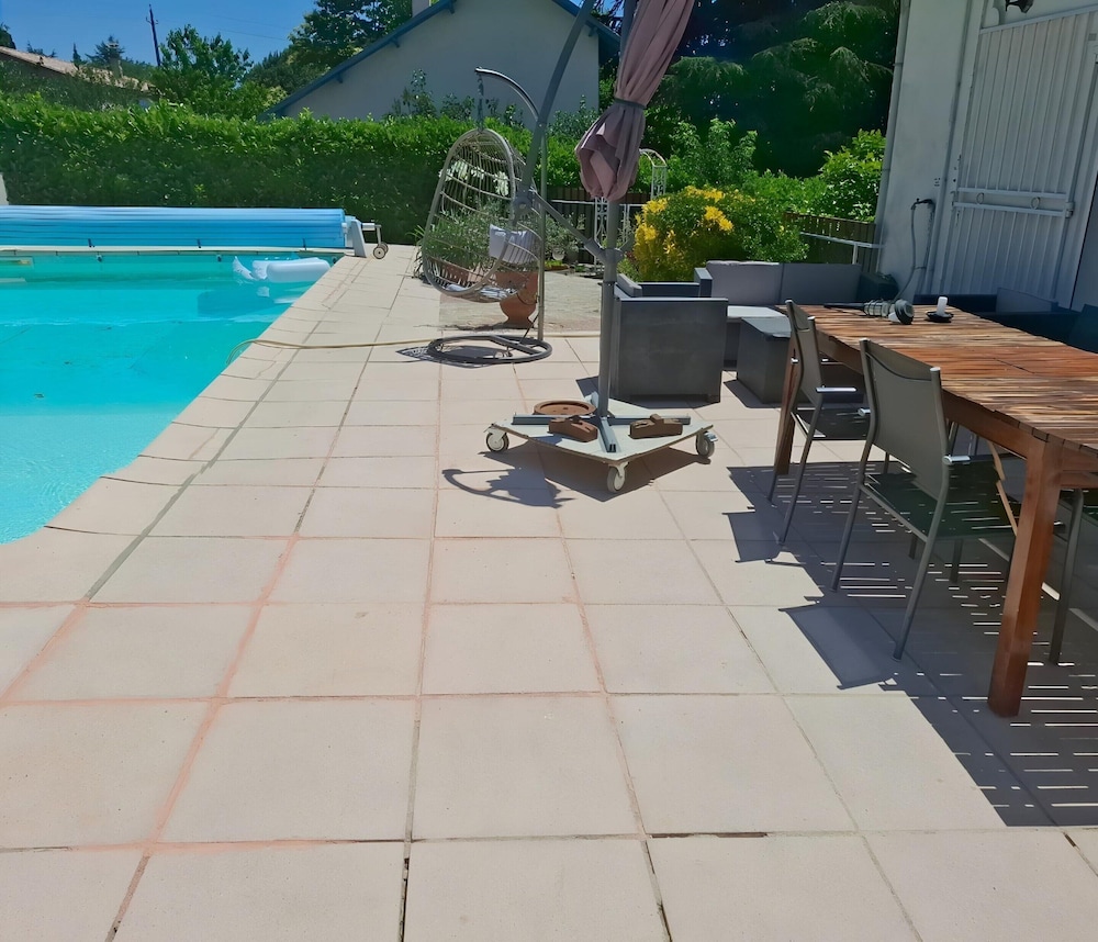 Villa in St Denis With Pool & Pyrenees View