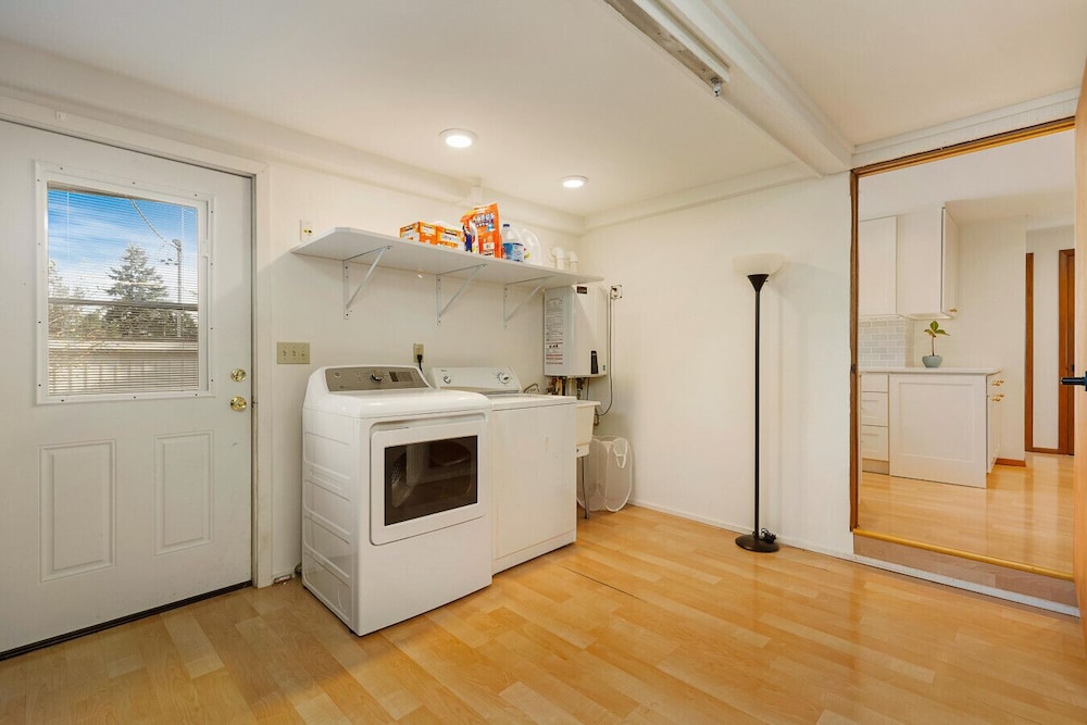 3BR Seattle Home w Spacious Yard Near Northgate