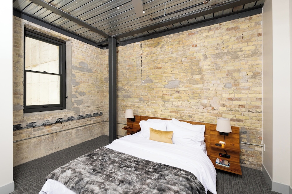 Brewery District Apartment Near Fiserv with Rooftop, Gym, and Parking