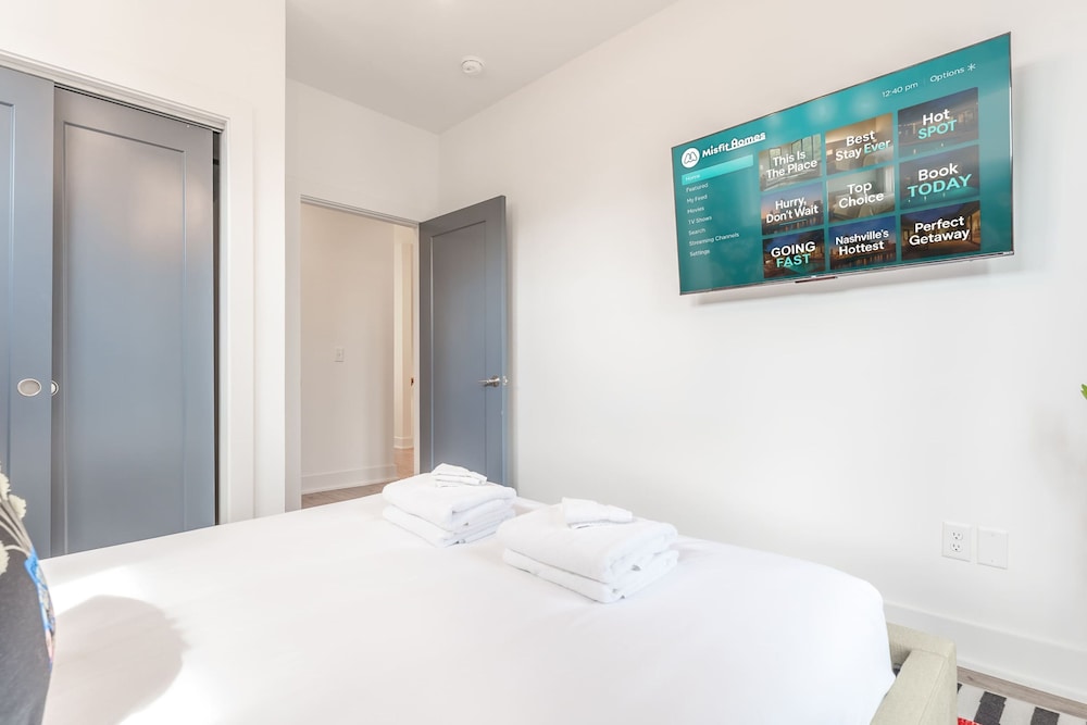 Luxe Group Stay With Hot Tub Rooftop Lounge