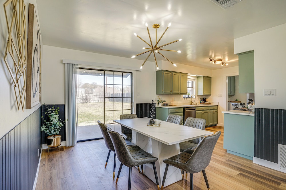 7 Mi to Lake Bridgeport: Home w/ Yard & Grill!