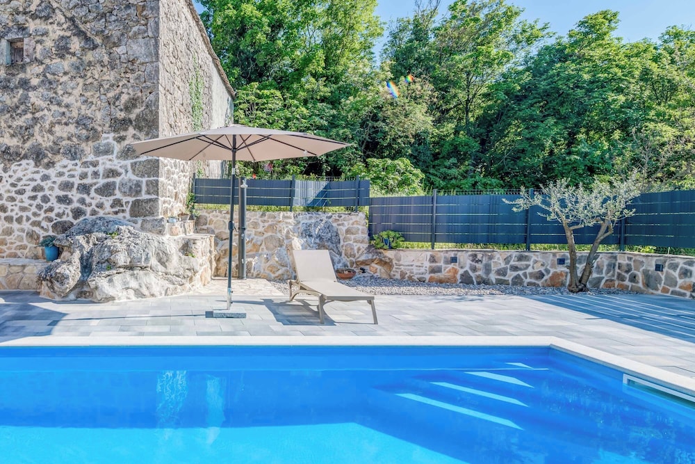 Villa Elegant Stone