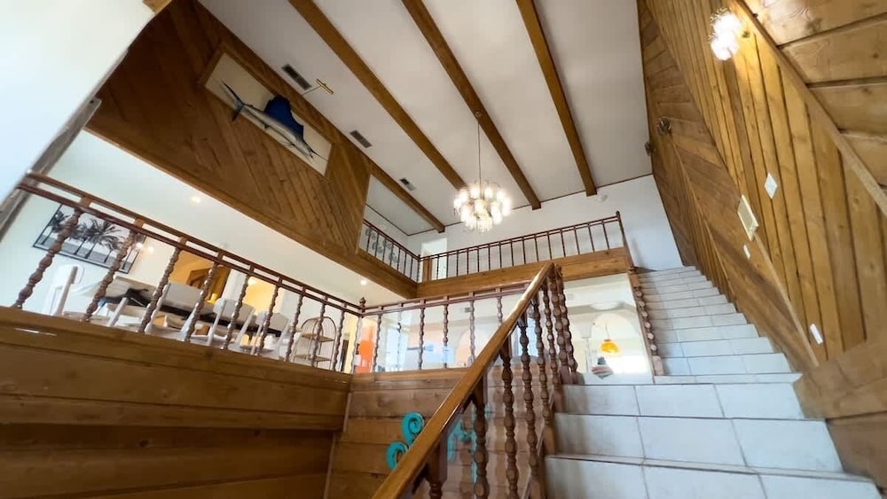 Fun Retro Island Vibe Sleeps 17 Beach 1 Block 4 Bedroom Home