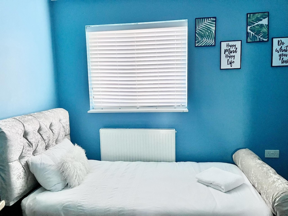 House - Sleeps 8 - Hot tub - Parking - Garden view 2