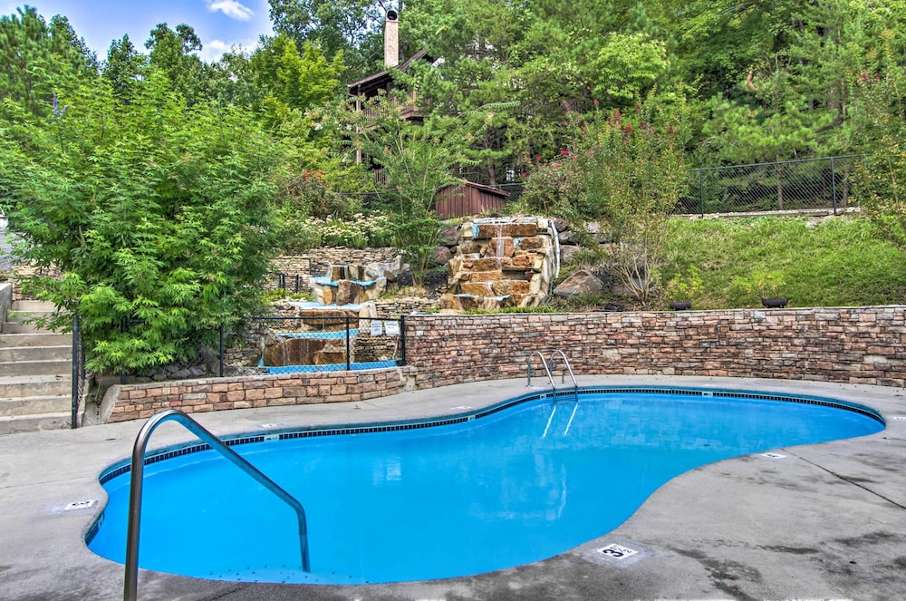 Smoky Mtn Escape w/ Hot Tub: 4 Mi to Gatlinburg!