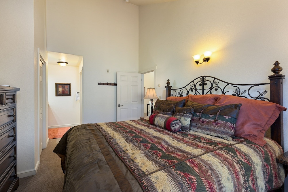 1849 The Seasons 3 Bedroom Townhouse by RedAwning view 5